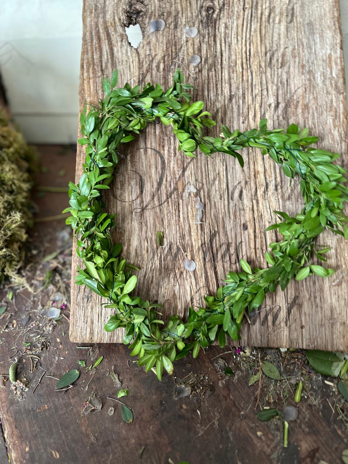 Dünner grüner Naturkranz in Herzform – Handgefertigter Dekokranz – Zeitlose Wand- & Tischdeko – 20cm bis 30cm – Trocknet schön ein (Copy)