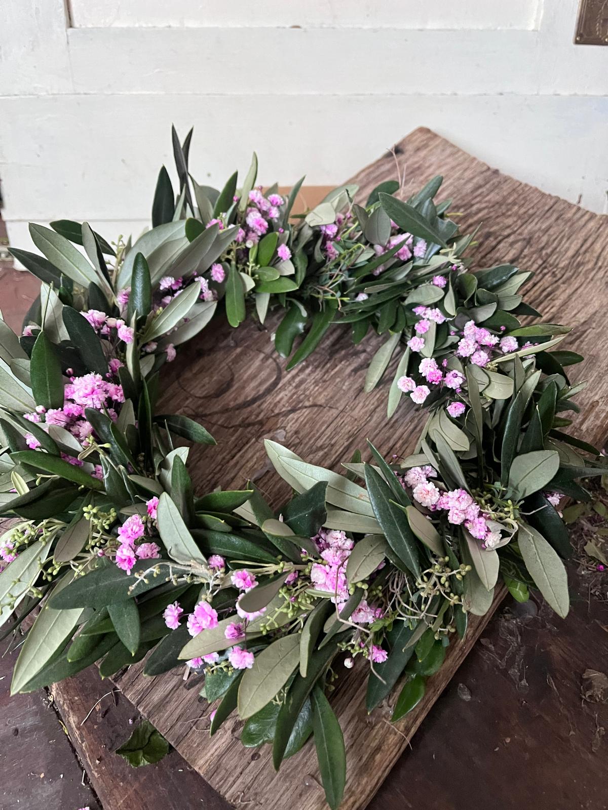 Dünn gebundener Kranz aus Frischen Blumen Olive, Schleierkraut und Thymian – Tür- und Fensterdeko 25 cm Durchmesser