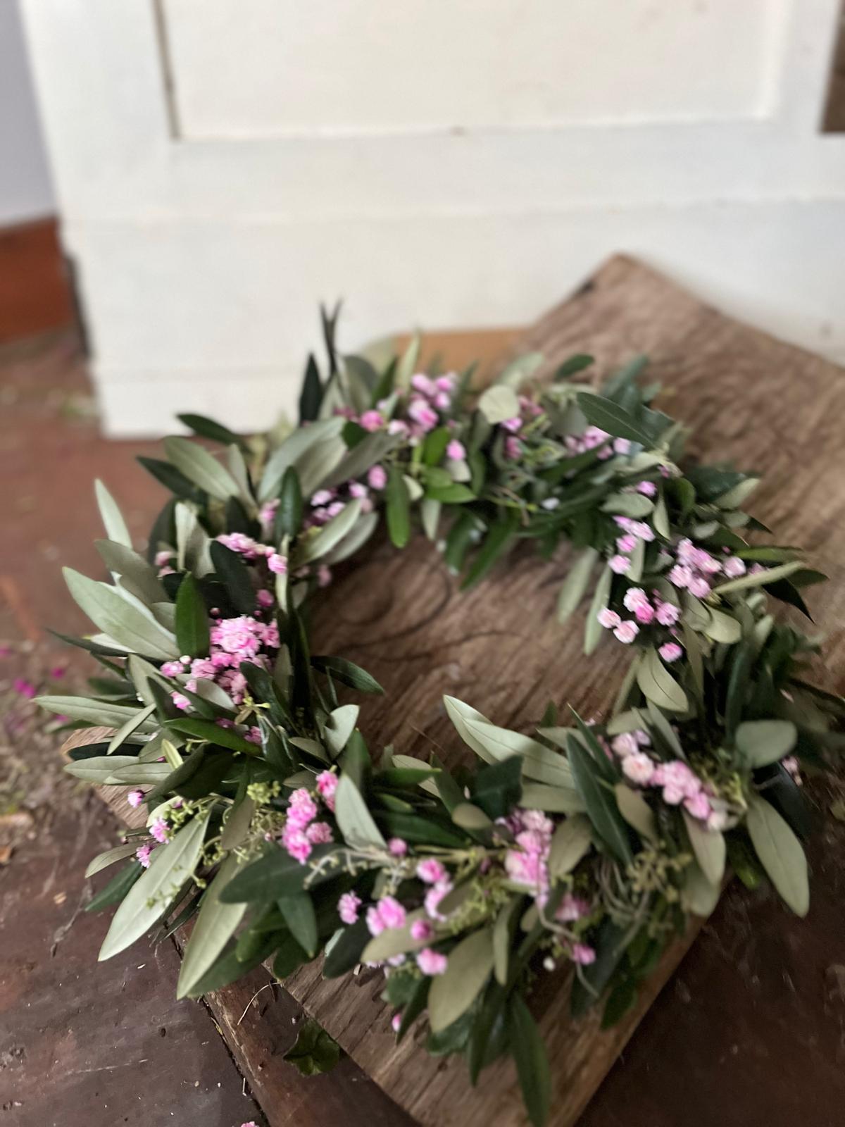 Dünn gebundener Kranz aus Frischen Blumen Olive, Schleierkraut und Thymian – Tür- und Fensterdeko 25 cm Durchmesser