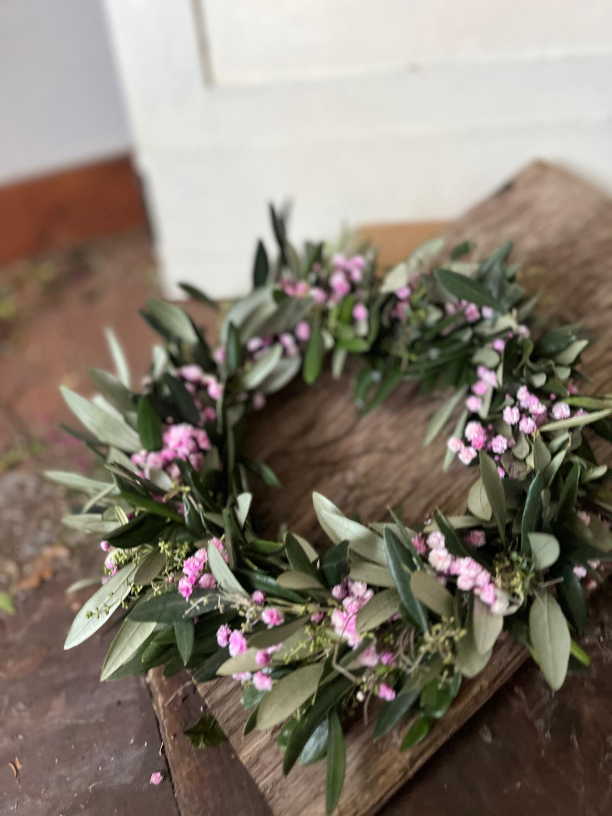 Dünn gebundener Kranz aus Frischen Blumen Olive, Schleierkraut und Thymian – Tür- und Fensterdeko 25 cm Durchmesser