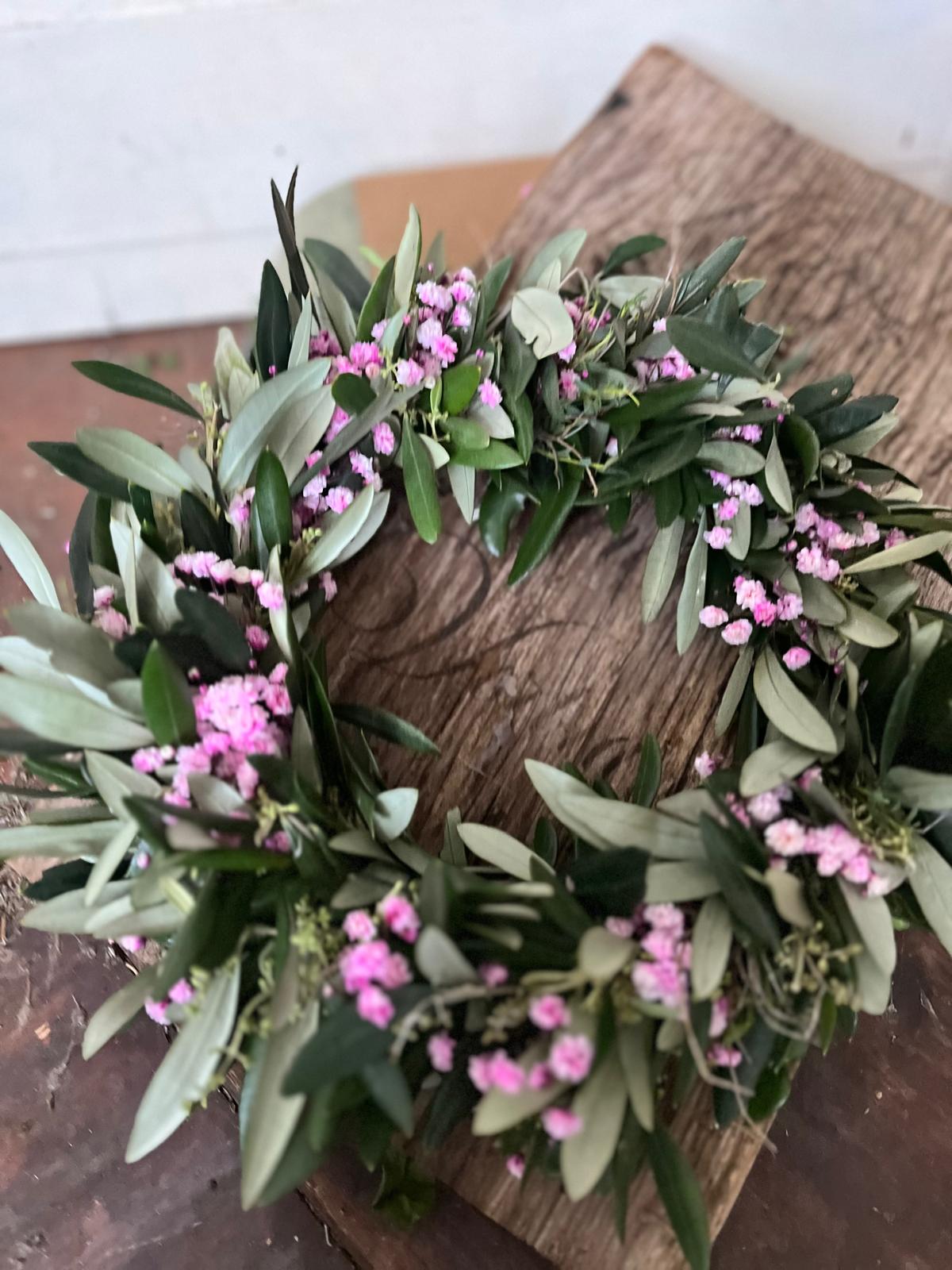 Dünn gebundener Kranz aus Frischen Blumen Olive, Schleierkraut und Thymian – Tür- und Fensterdeko 25 cm Durchmesser