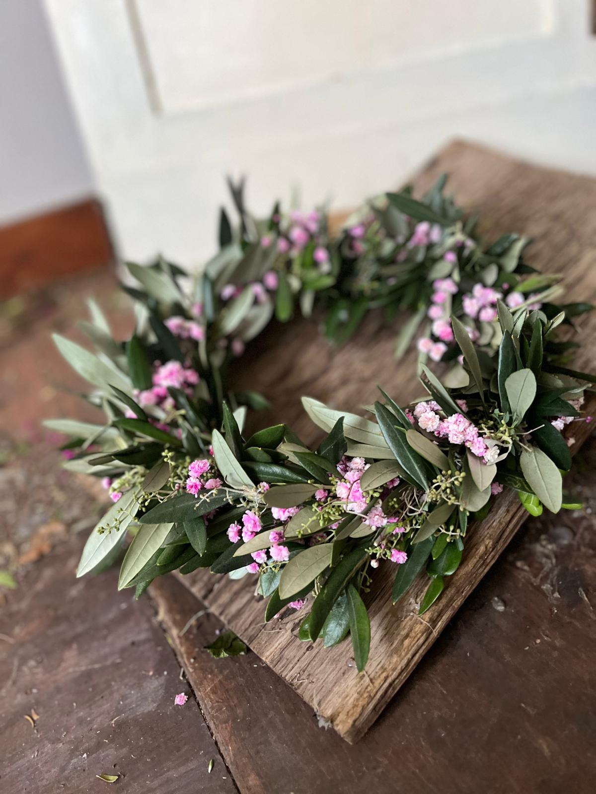 Dünn gebundener Kranz aus Frischen Blumen Olive, Schleierkraut und Thymian – Tür- und Fensterdeko 25 cm Durchmesser