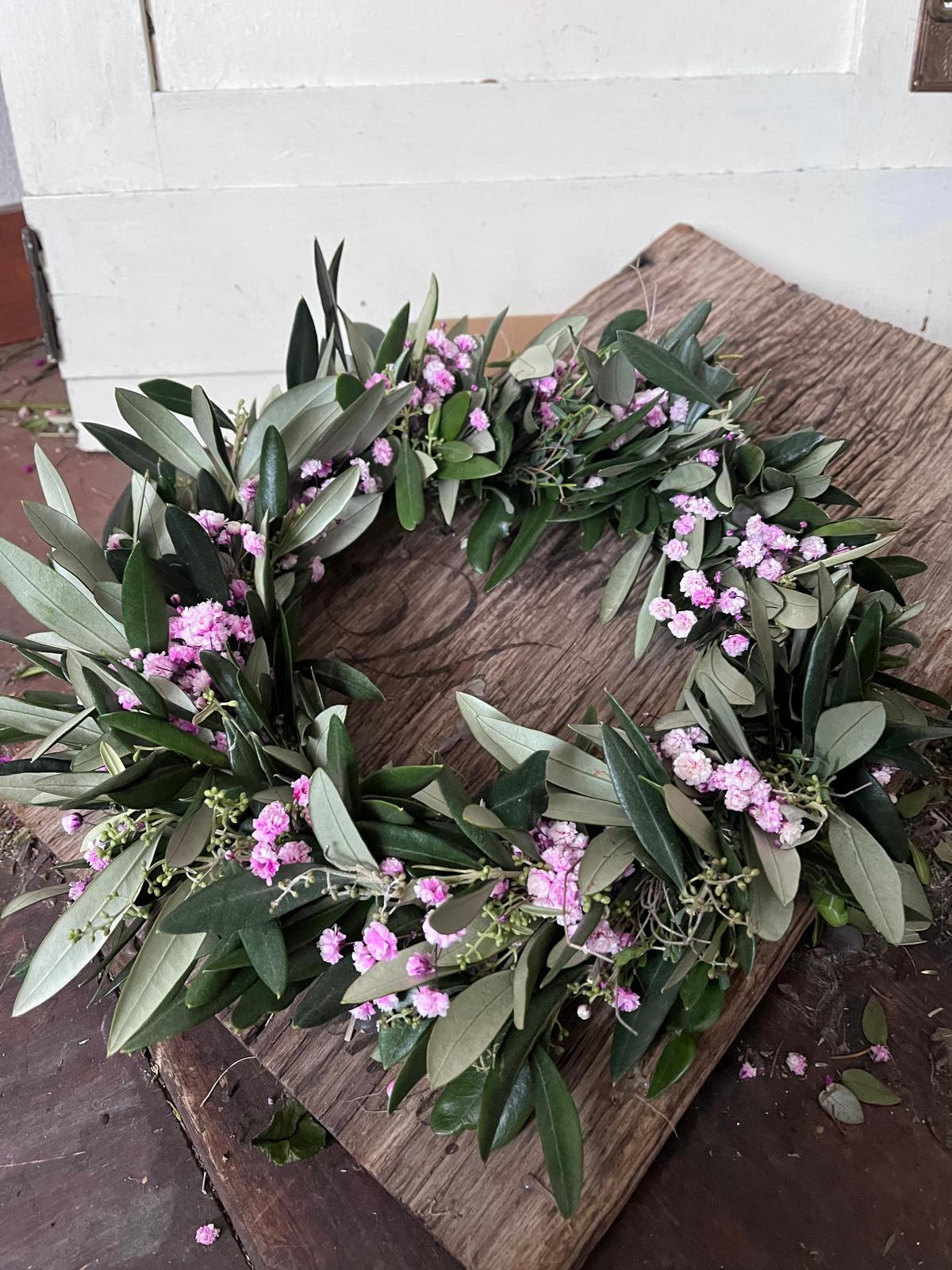 Dünn gebundener Kranz aus Frischen Blumen Olive, Schleierkraut und Thymian – Tür- und Fensterdeko 25 cm Durchmesser