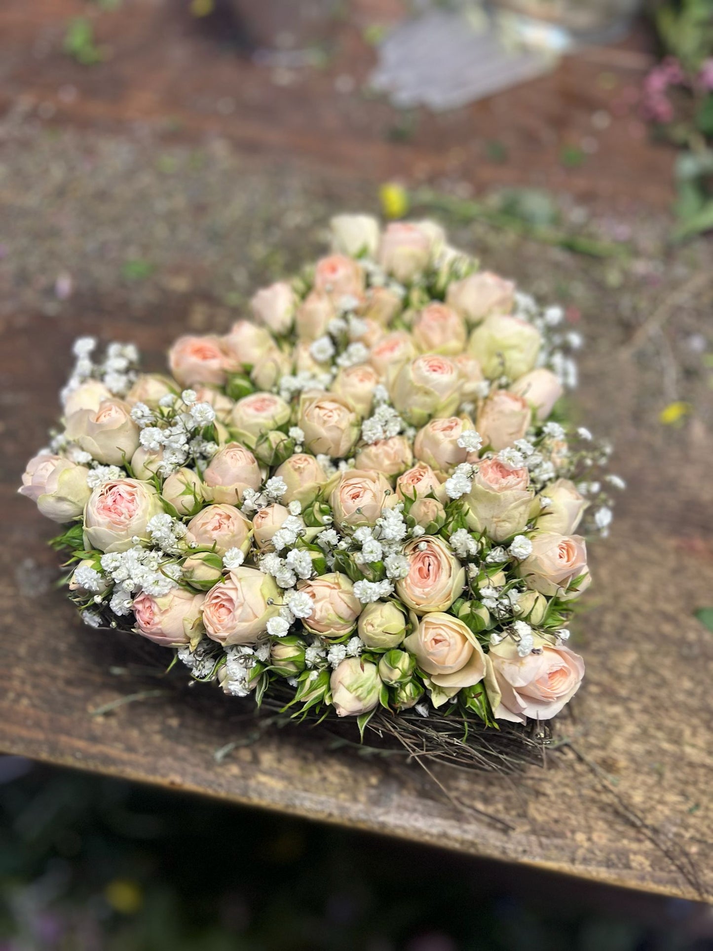 Handgefertigtes Rosenherz – Ein blumiger Gruß