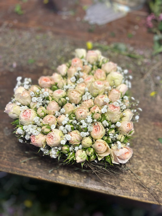 Handgefertigtes Rosenherz – Ein blumiger Gruß