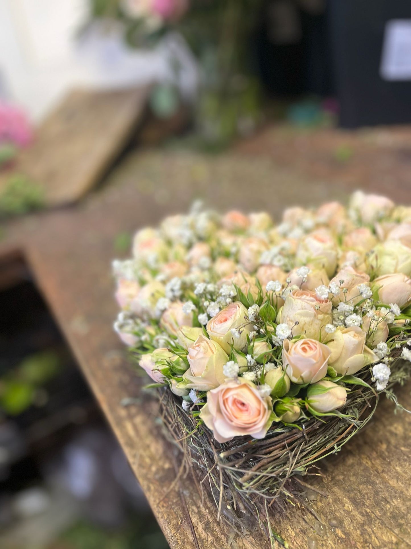 Handgefertigtes Rosenherz – Ein blumiger Gruß
