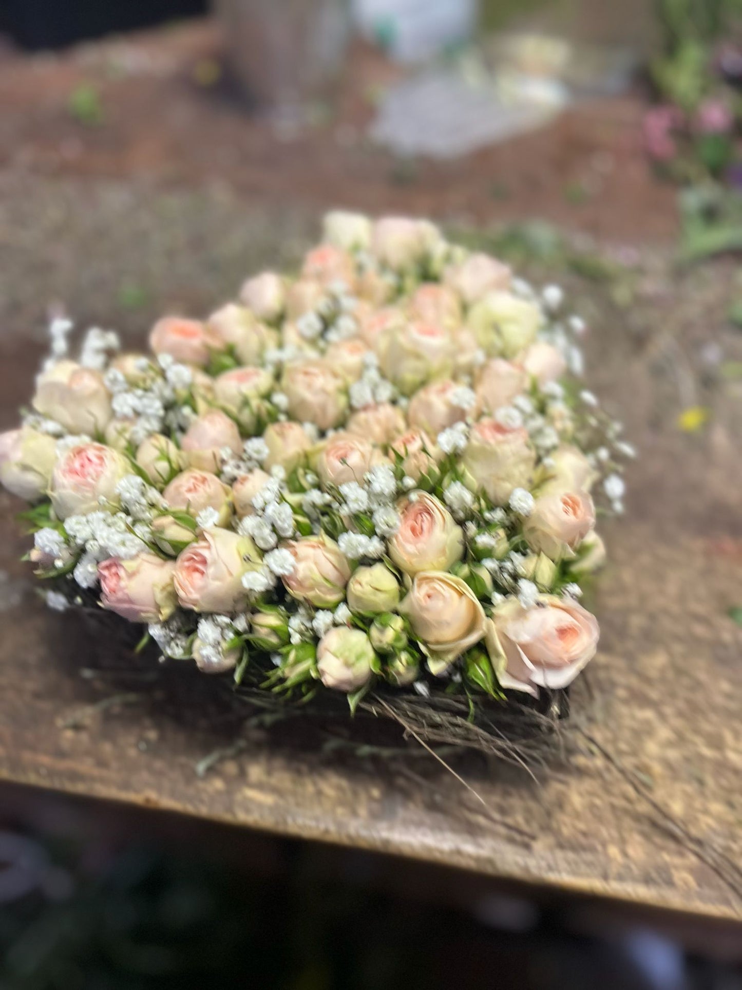 Handgefertigtes Rosenherz – Ein blumiger Gruß