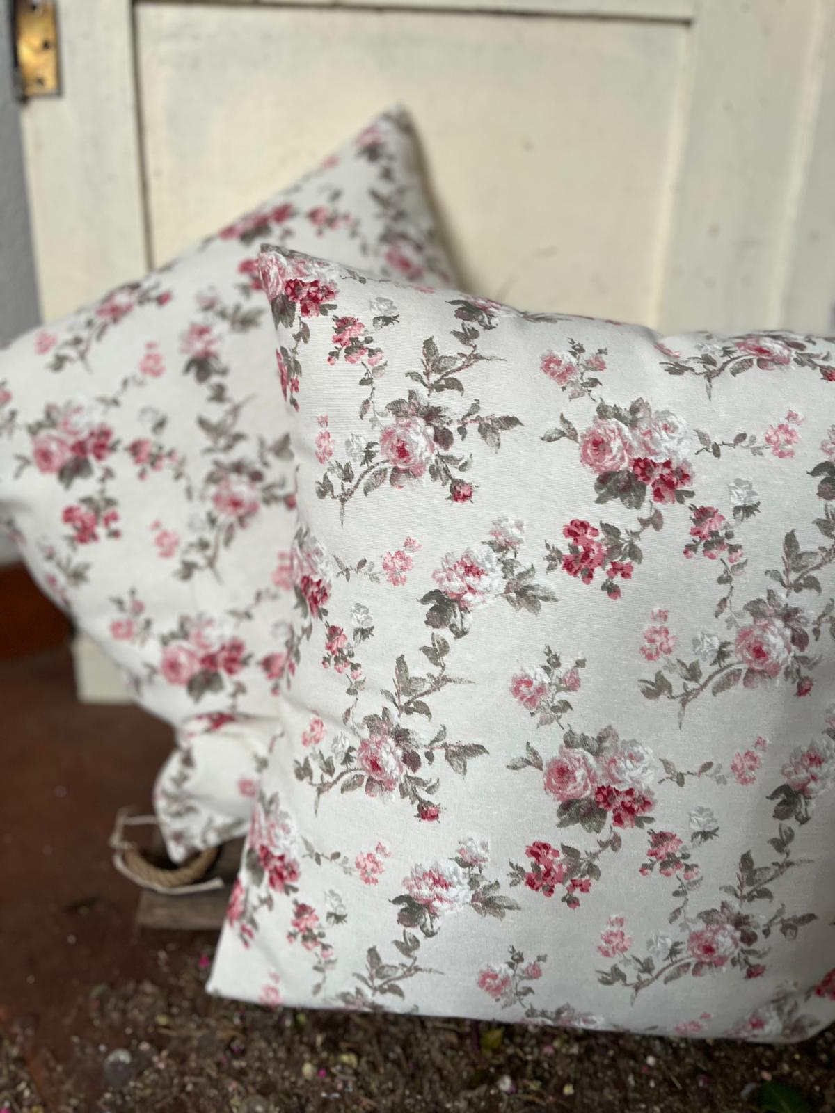 Dekokissen mit Blumenmotiv 40x40 cm – Kissenbezug mit floralem Muster – Boho Zierkissen für Sofa & Sessel – Gemütliche Wohndeko