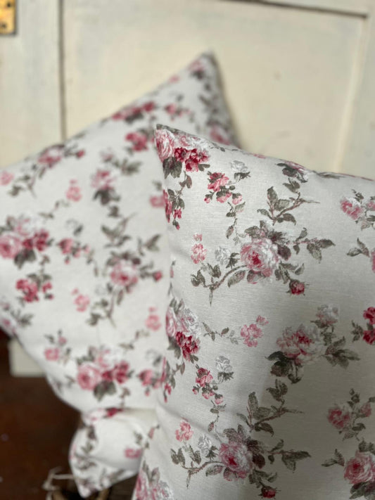 Dekokissen mit Blumenmotiv 40x40 cm – Kissenbezug mit floralem Muster – Boho Zierkissen für Sofa & Sessel – Gemütliche Wohndeko