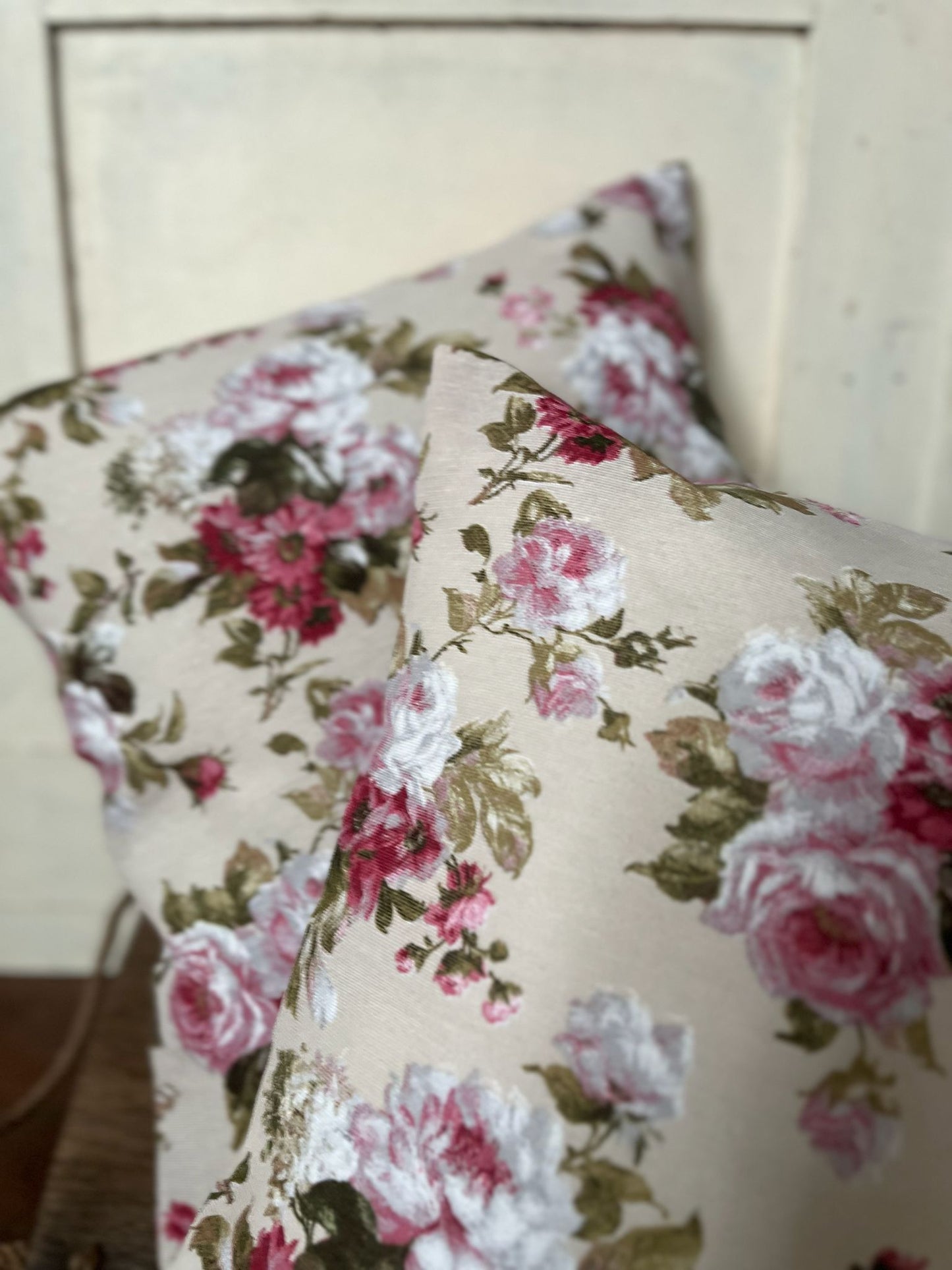 Dekokissen mit Blumenmotiv 40x40 cm – Kissenbezug mit floralem Muster – Boho Zierkissen für Sofa & Sessel – Gemütliche Wohndeko