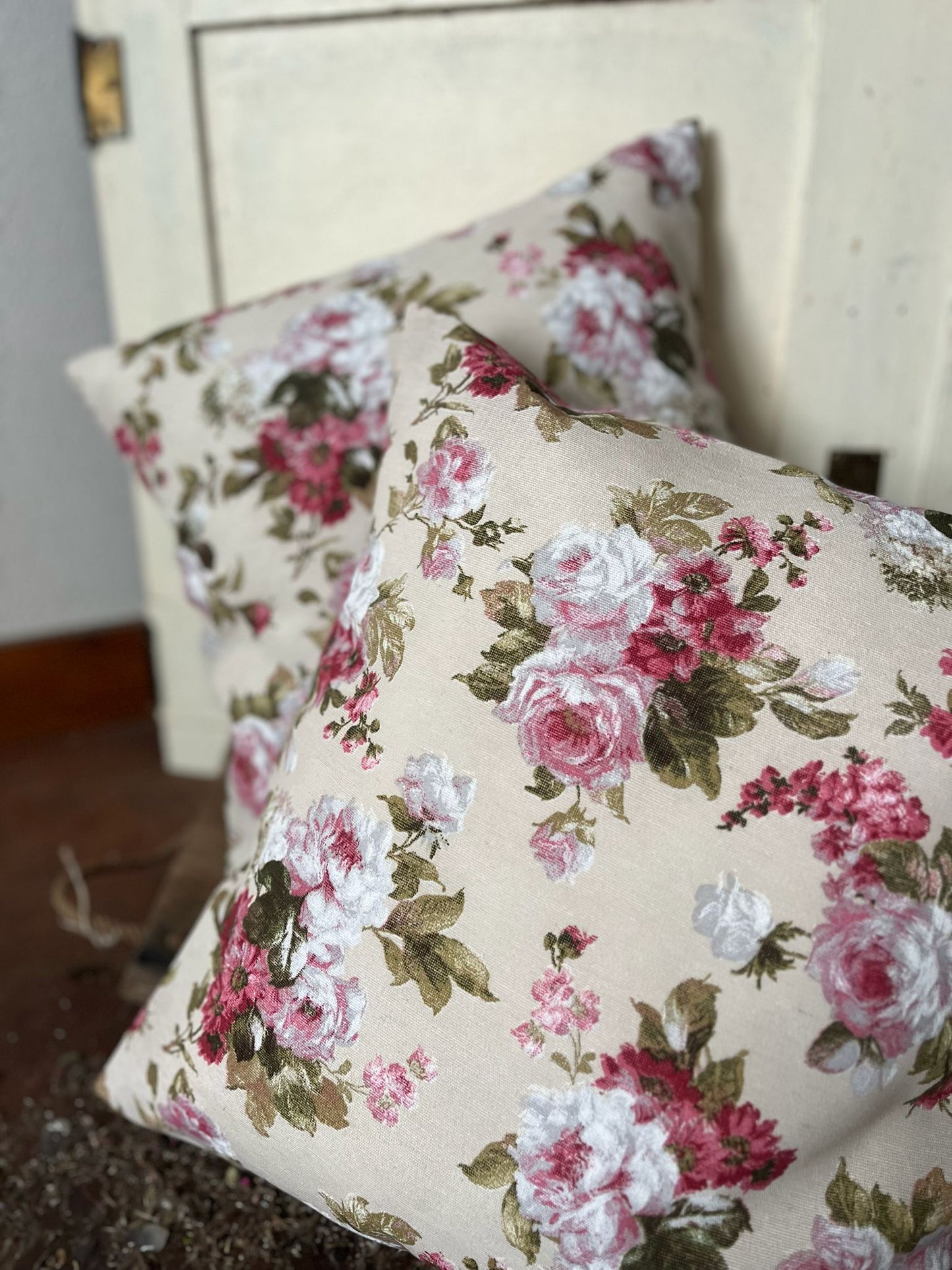 Dekokissen mit Blumenmotiv 40x40 cm – Kissenbezug mit floralem Muster – Boho Zierkissen für Sofa & Sessel – Gemütliche Wohndeko