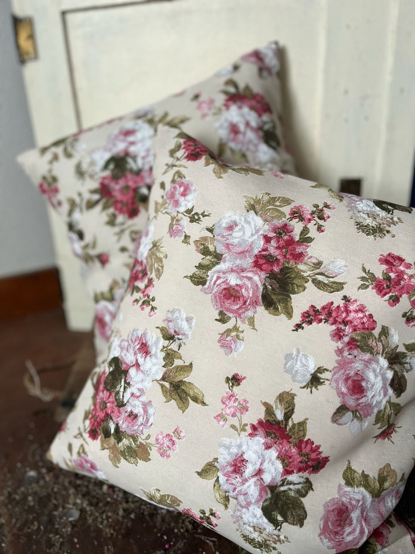 Dekokissen mit Blumenmotiv 40x40 cm – Kissenbezug mit floralem Muster – Boho Zierkissen für Sofa & Sessel – Gemütliche Wohndeko