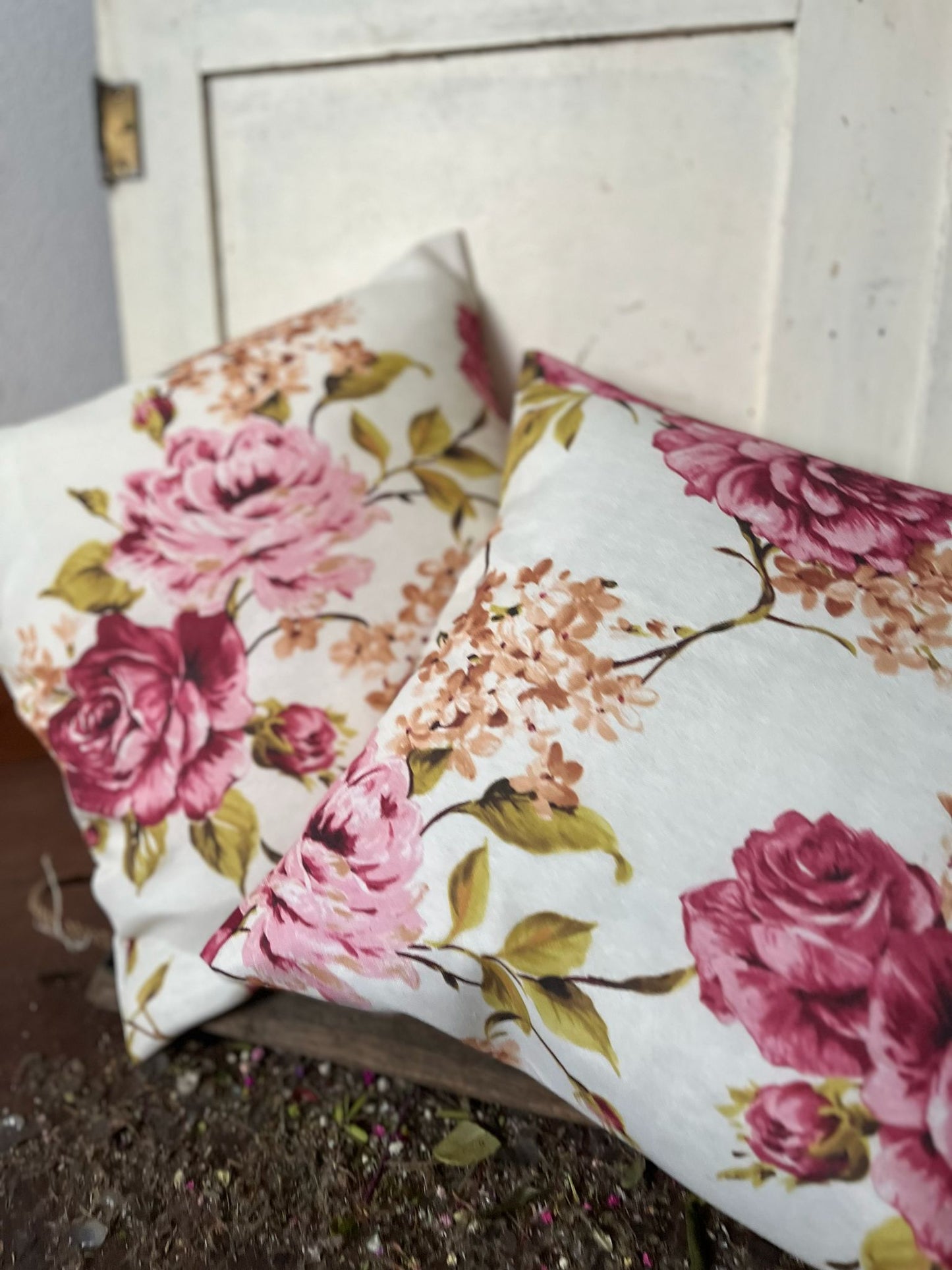 Dekokissen mit Blumenmotiv 40x40 cm – Kissenbezug mit floralem Muster – Boho Zierkissen für Sofa & Sessel – Gemütliche Wohndeko