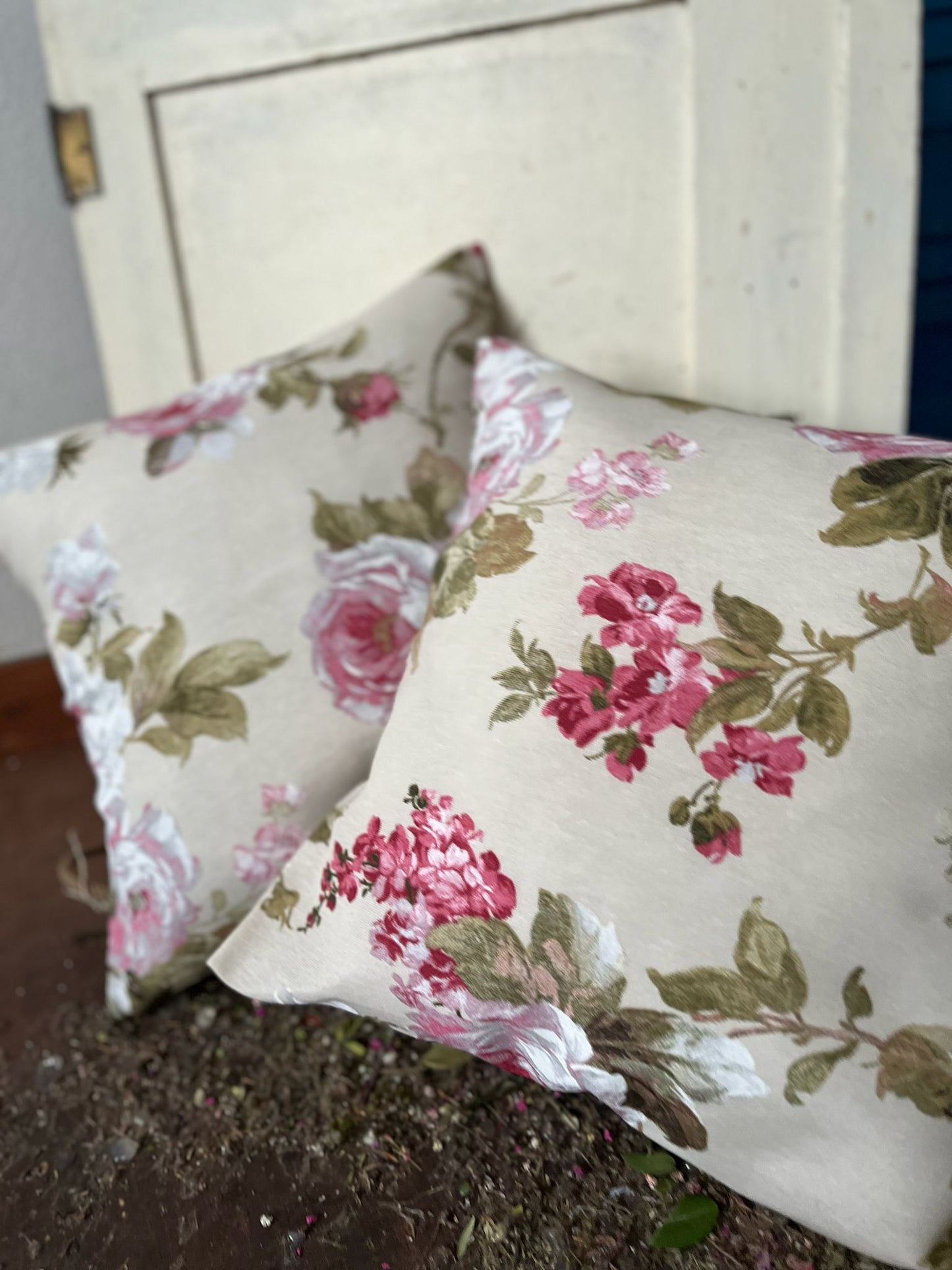 Dekokissen mit Blumenmotiv 40x40 cm – Kissenbezug mit floralem Muster – Boho Zierkissen für Sofa & Sessel – Gemütliche Wohndeko