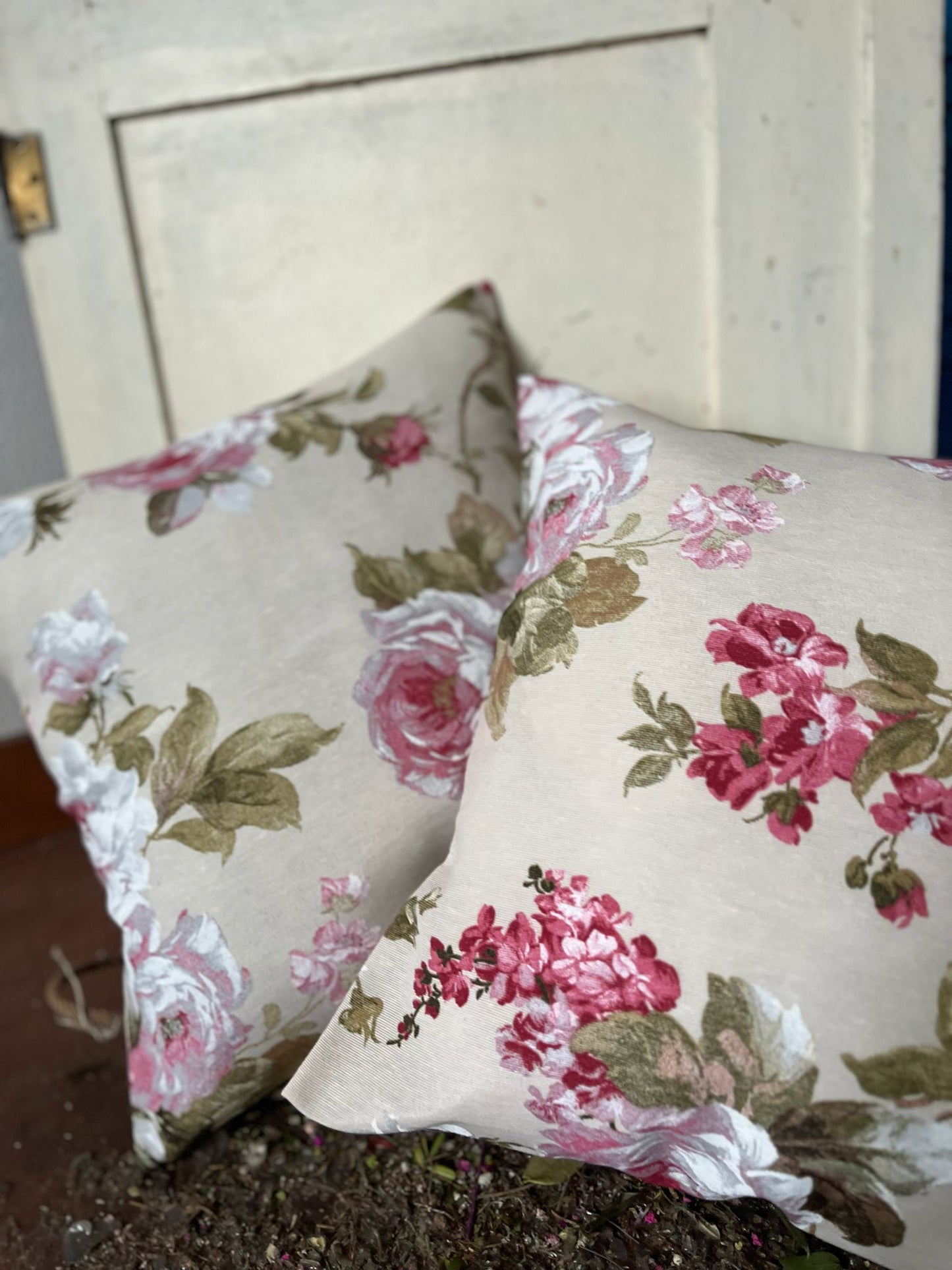 Dekokissen mit Blumenmotiv 40x40 cm – Kissenbezug mit floralem Muster – Boho Zierkissen für Sofa & Sessel – Gemütliche Wohndeko