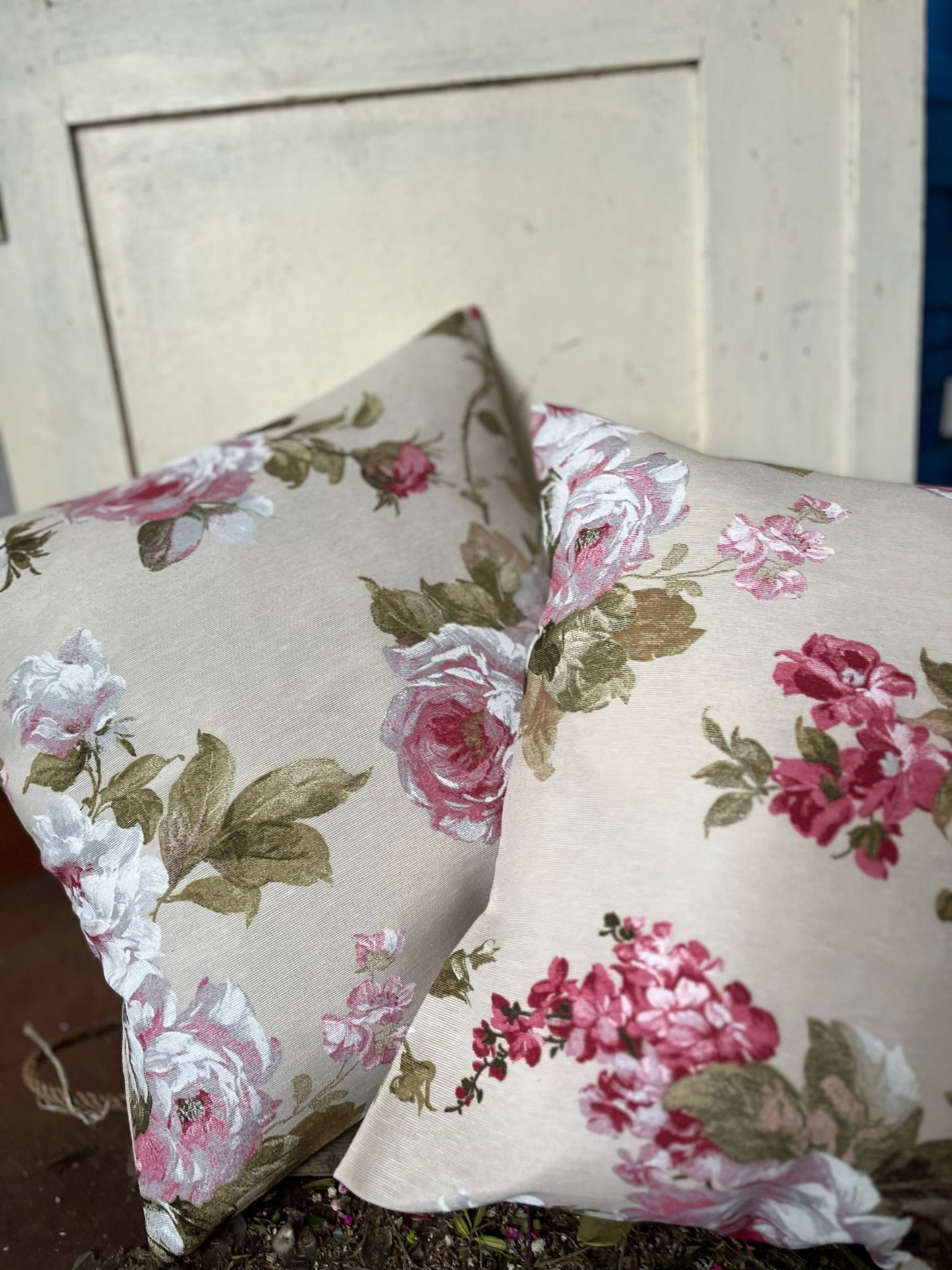 Dekokissen mit Blumenmotiv 40x40 cm – Kissenbezug mit floralem Muster – Boho Zierkissen für Sofa & Sessel – Gemütliche Wohndeko