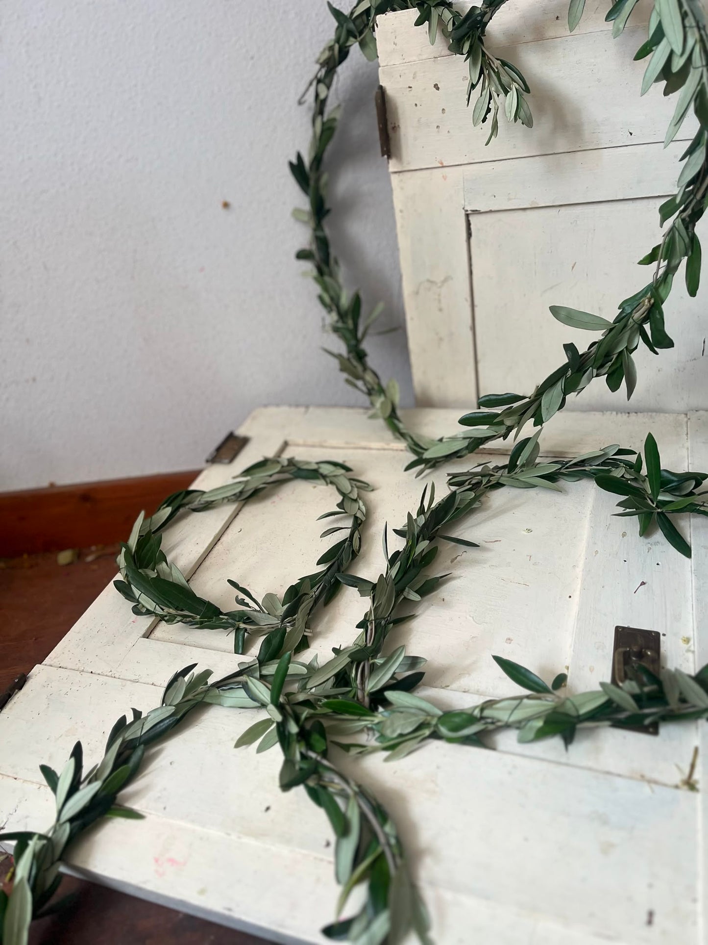 Handgebundenes Oliven-Herz – Mediterraner Zauber für dein Zuhause