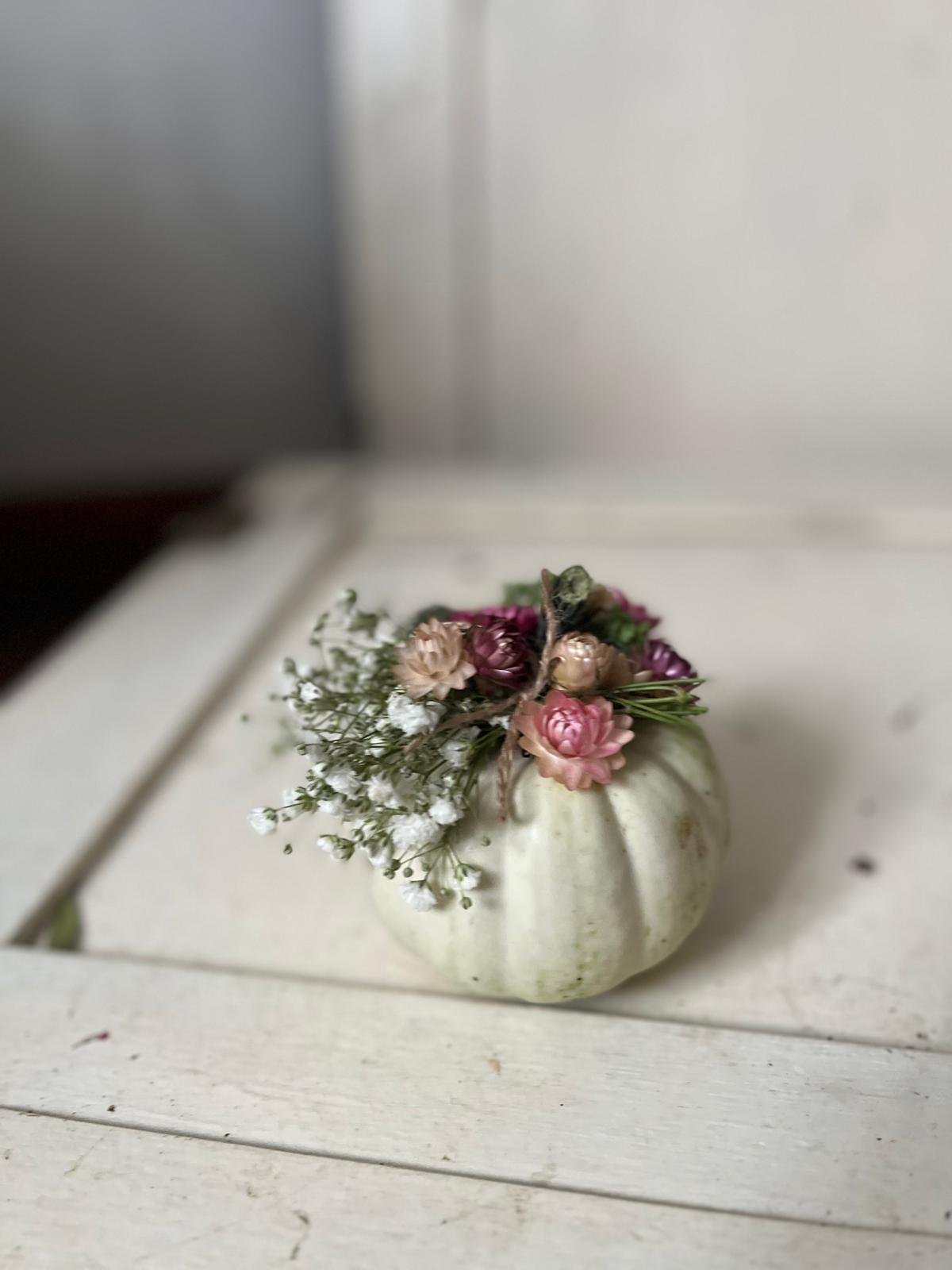 Echter Deko-Kürbis dekoriert | Herbstdeko Tischdeko Unikat (ca. 10x9 cm)