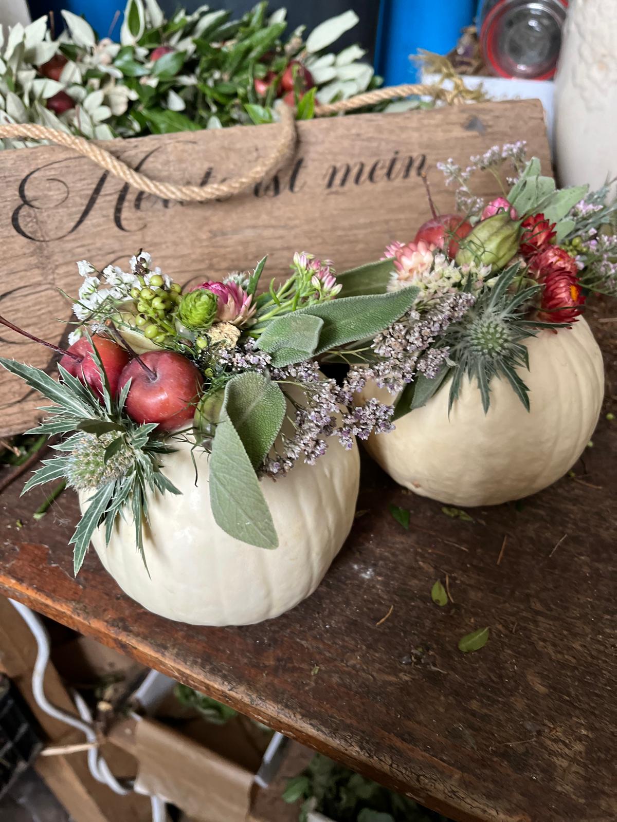 Deko Kürbis Herbst Handgemacht | Rustikaler Herbstkürbis Unikat | Gemütliche Herbstdeko & Tischdeko ca. 12x11 cm