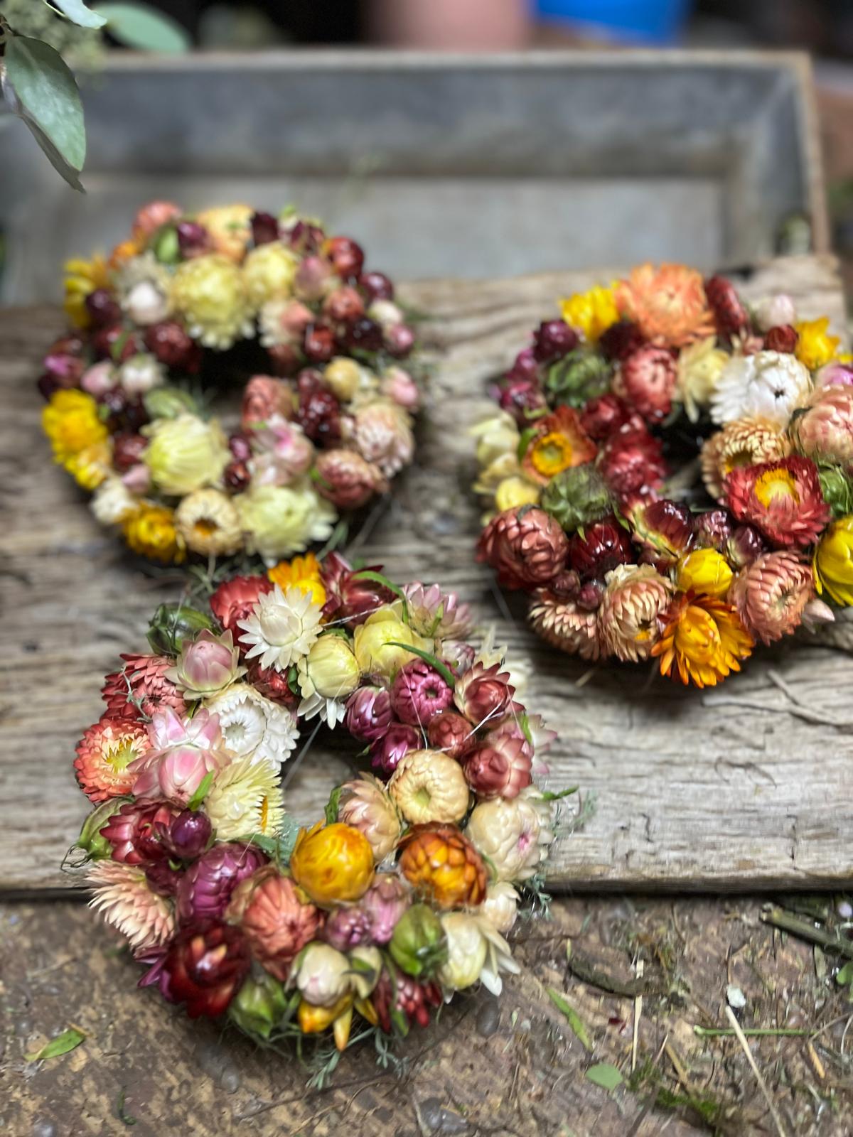 Einzigartige Mini-Kränze aus Strohblumen: Besondere Herbst-Deko
