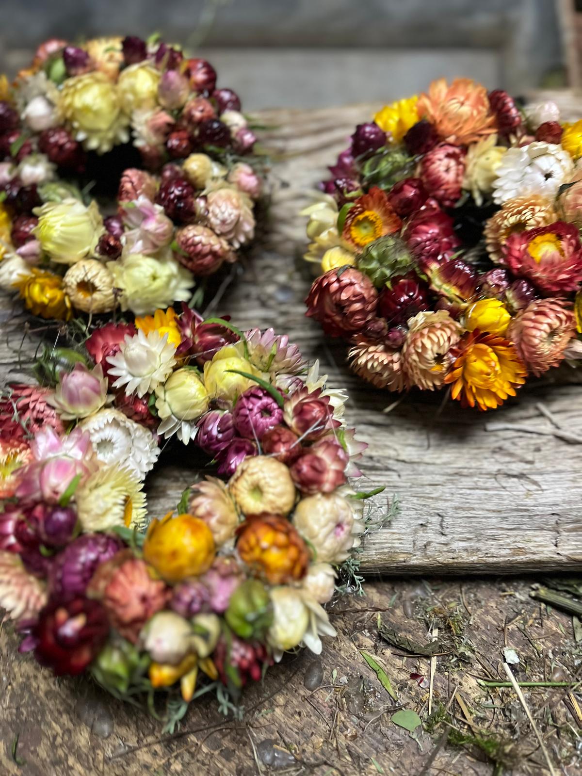 Einzigartige Mini-Kränze aus Strohblumen: Besondere Herbst-Deko