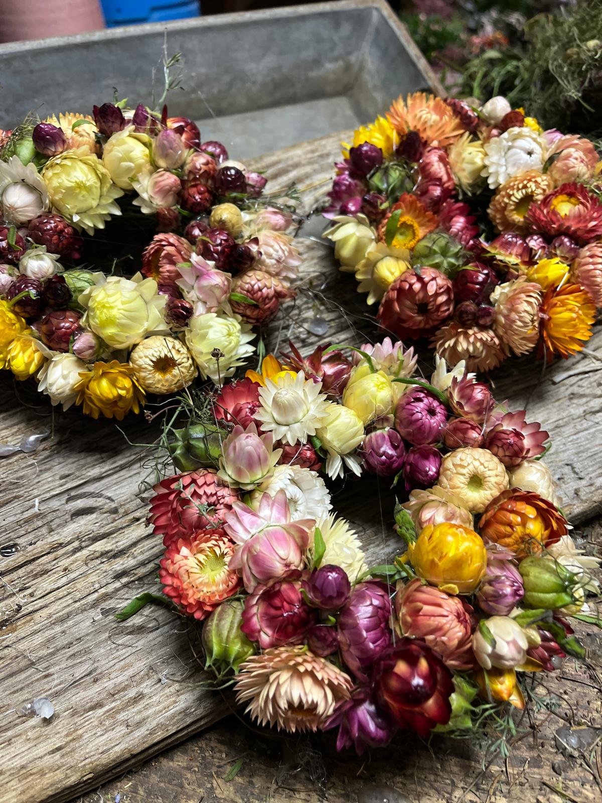 Einzigartige Mini-Kränze aus Strohblumen: Besondere Herbst-Deko