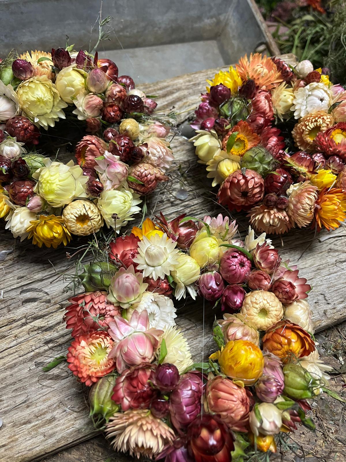 Einzigartige Mini-Kränze aus Strohblumen: Besondere Herbst-Deko