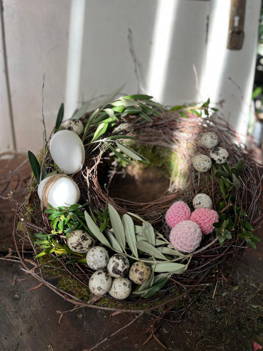 Osterkranz Natur mit Strick-Eiern | Mooskranz mit Ästen ummantelt | Olive, Bux & Thymian | Handgemachtes Unikat 25-30cm