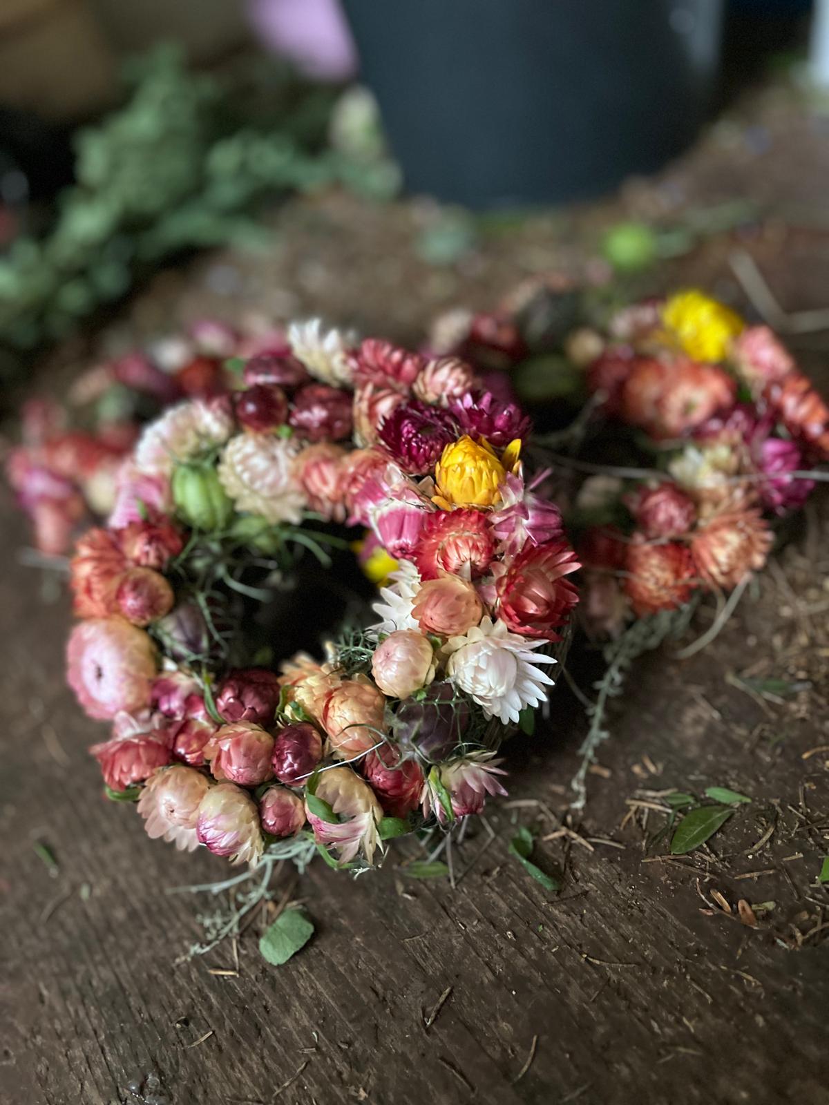 Einzigartige Mini-Kränze aus Strohblumen: Besondere Herbst-Deko