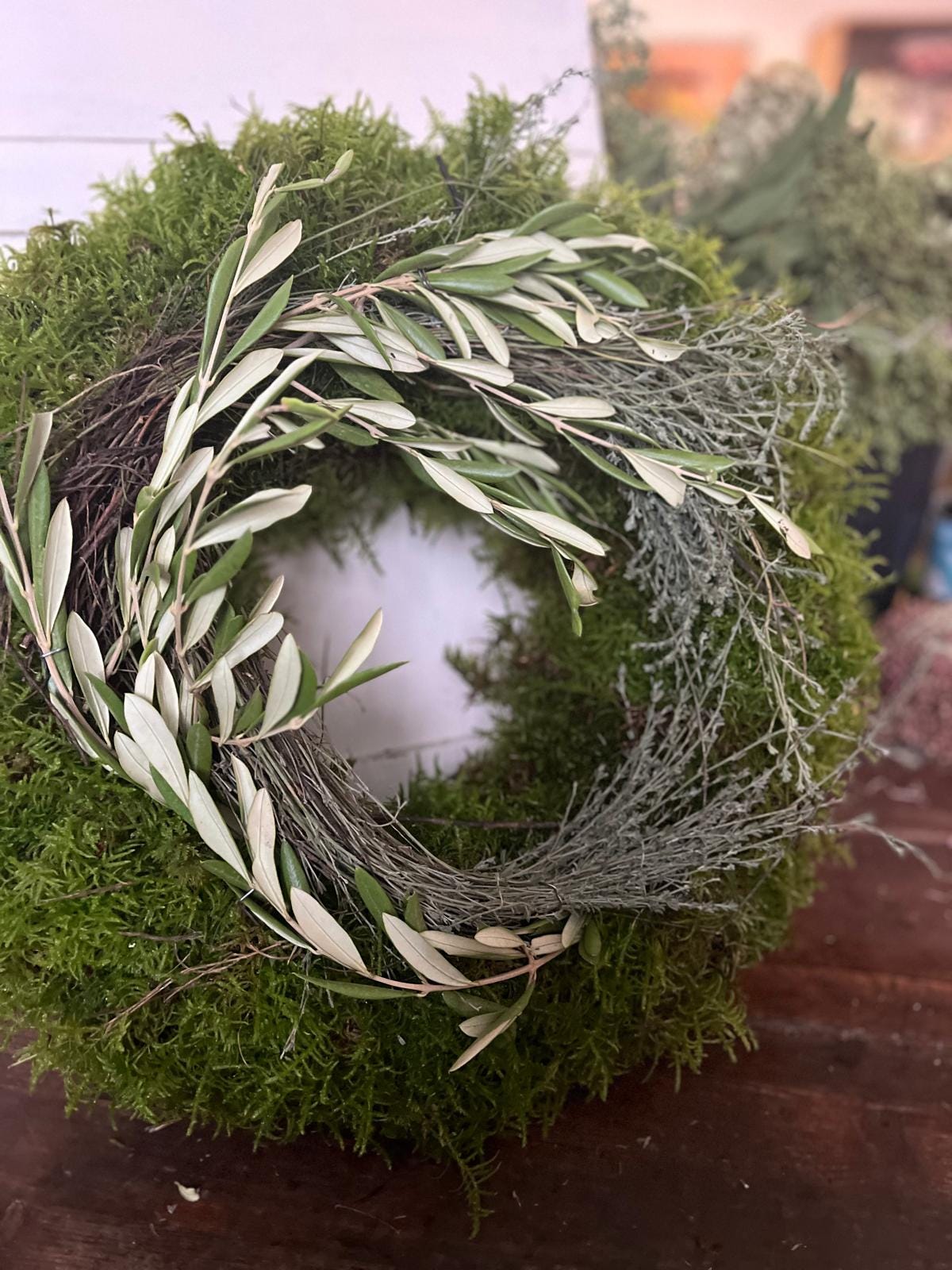Handgemachter Mooskranz mit Olive und Thymian | Natürlicher Kranz für Heim- & Tischdekoration | Rustikales Grün
