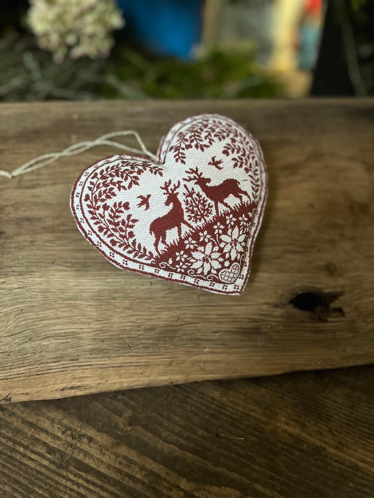 Stoffherz zum Aufhängen mit Hirschmotiv | Rustikale Herzdekoration aus Gobelinstoff