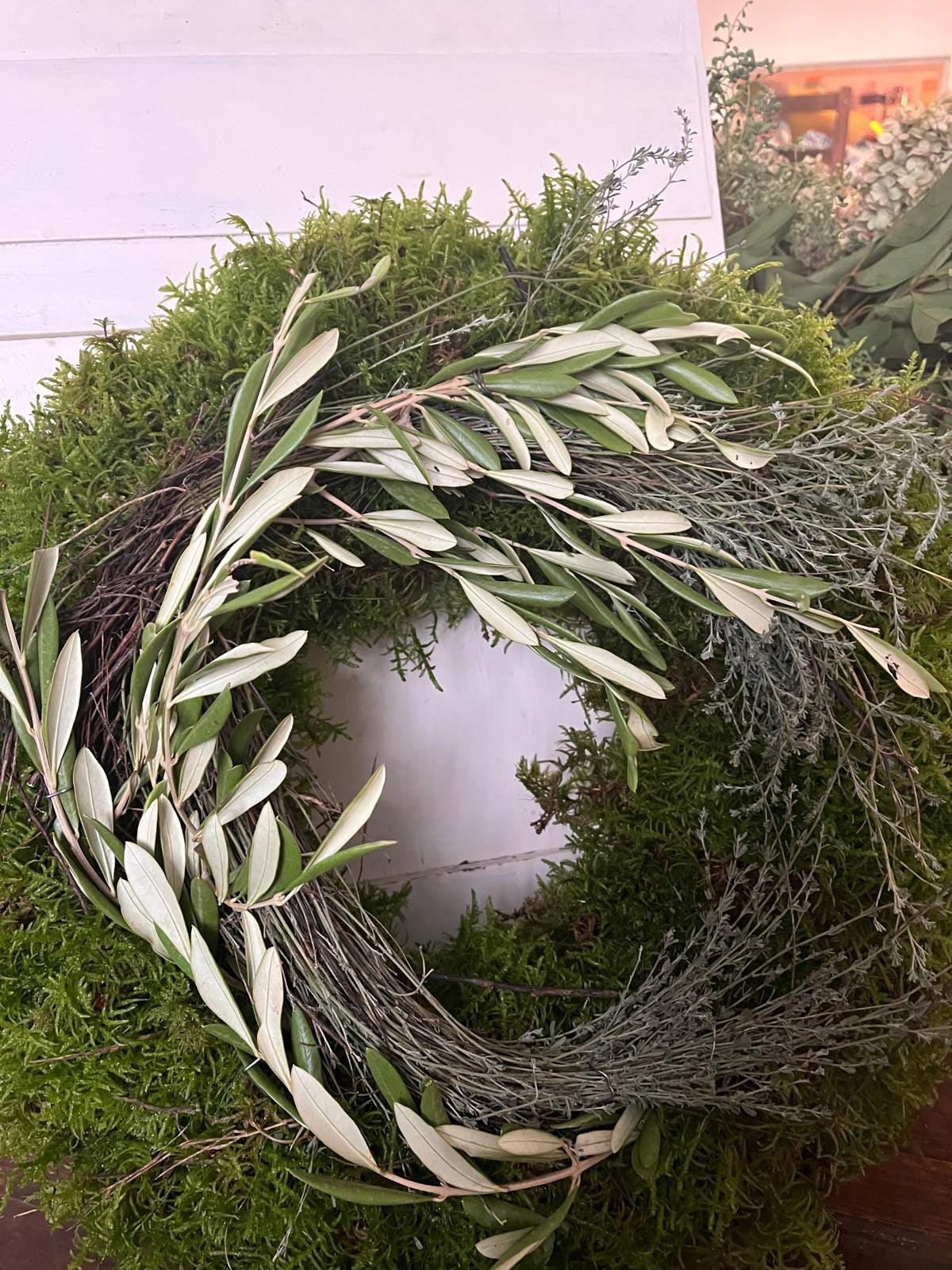 Handgemachter Mooskranz mit Olive und Thymian | Natürlicher Kranz für Heim- & Tischdekoration | Rustikales Grün