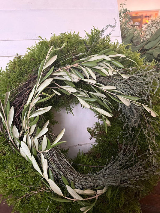 Handgemachter Mooskranz mit Olive und Thymian | Natürlicher Kranz für Heim- & Tischdekoration | Rustikales Grün