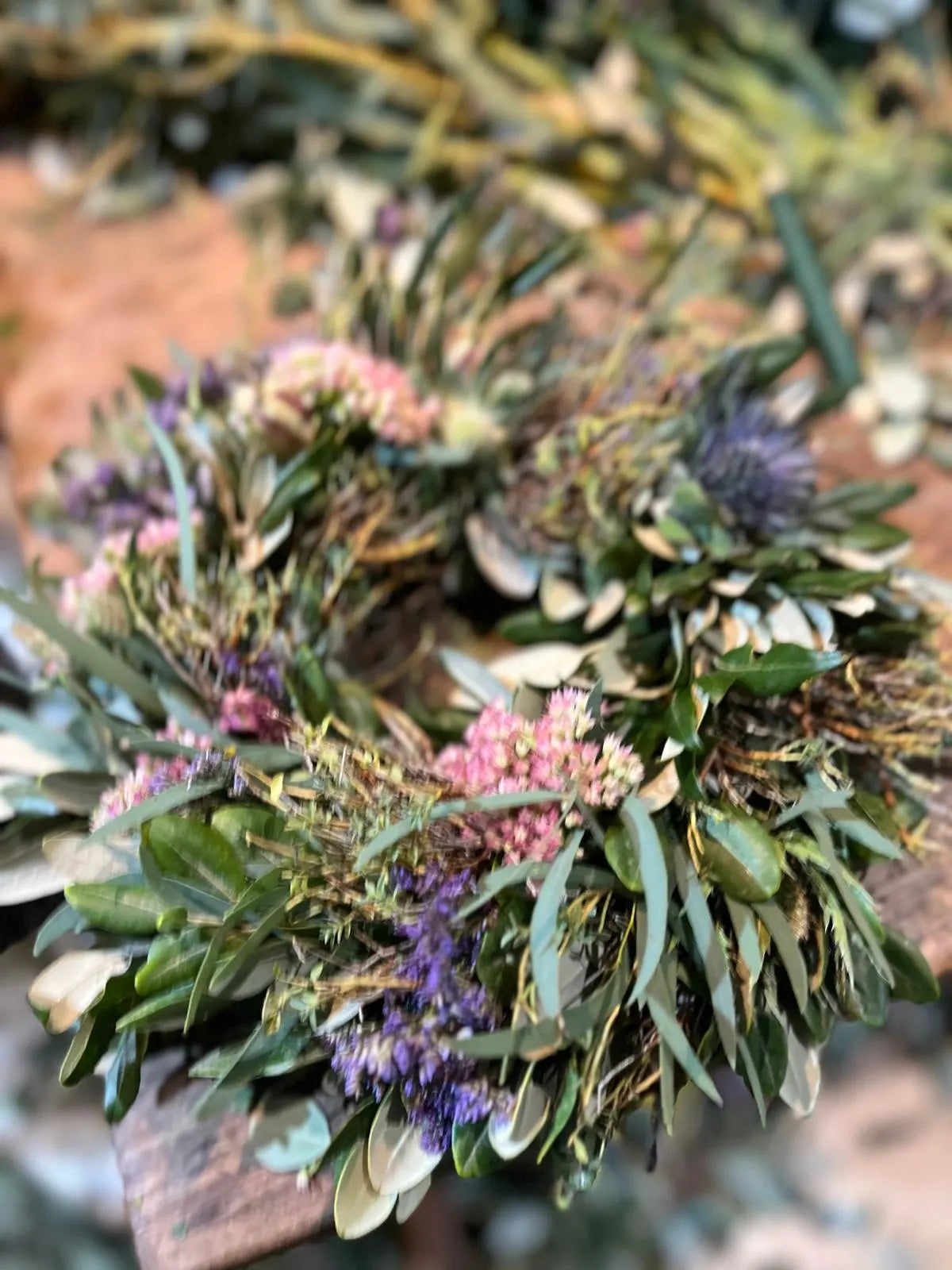 Herbstdeko mit Disteln, Sedum, Olive, Eukalyptus & Strandflieder - Dickgebundener Türkranz oder Tischkranz