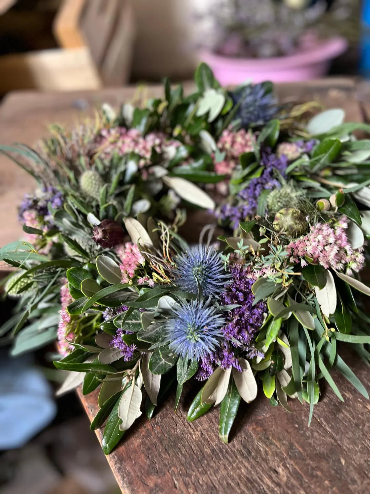 Herbstdeko mit Disteln, Sedum, Olive, Eukalyptus & Strandflieder - Dickgebundener Türkranz oder Tischkranz