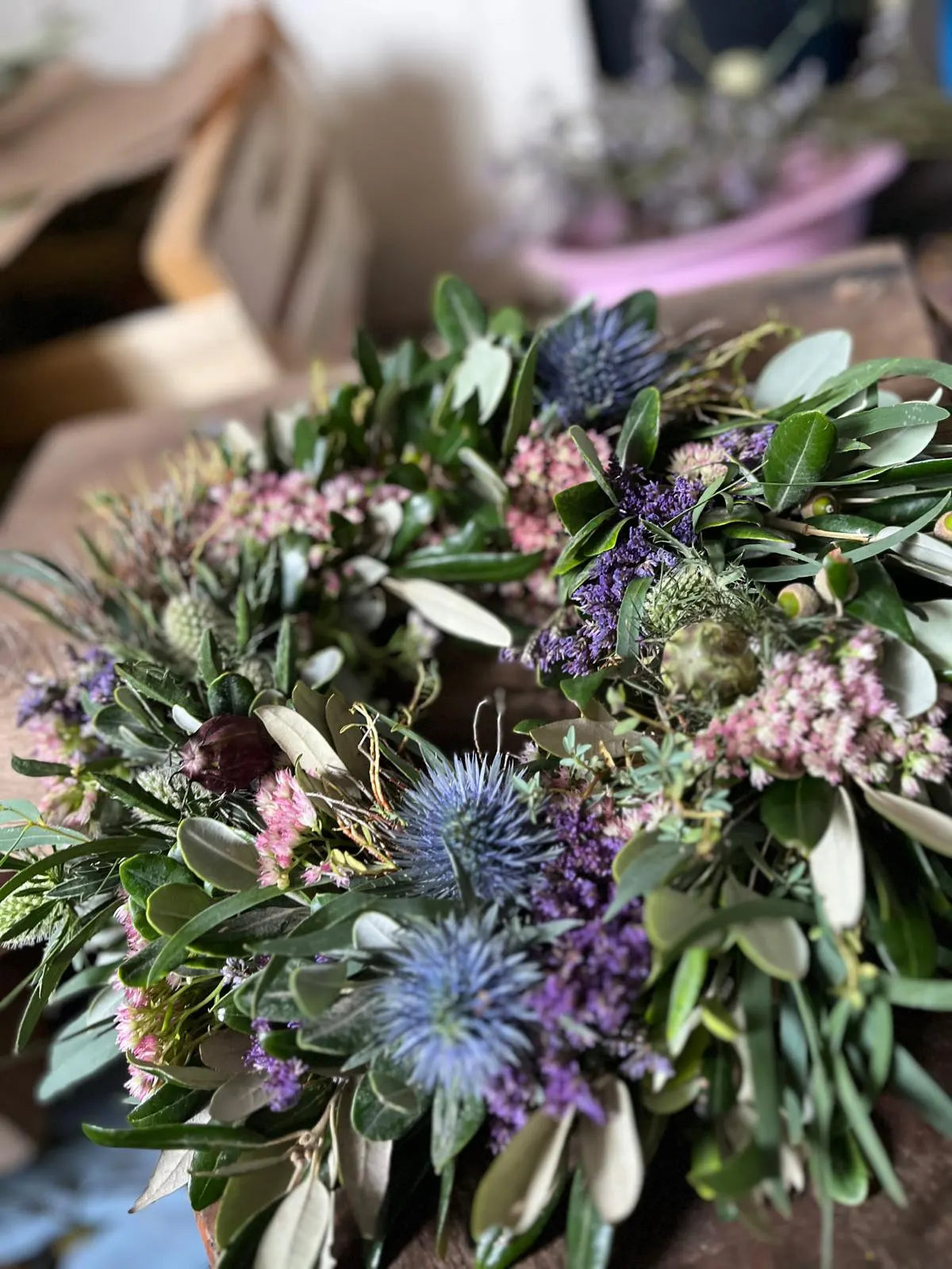 Herbstdeko mit Disteln, Sedum, Olive, Eukalyptus & Strandflieder - Dickgebundener Türkranz oder Tischkranz