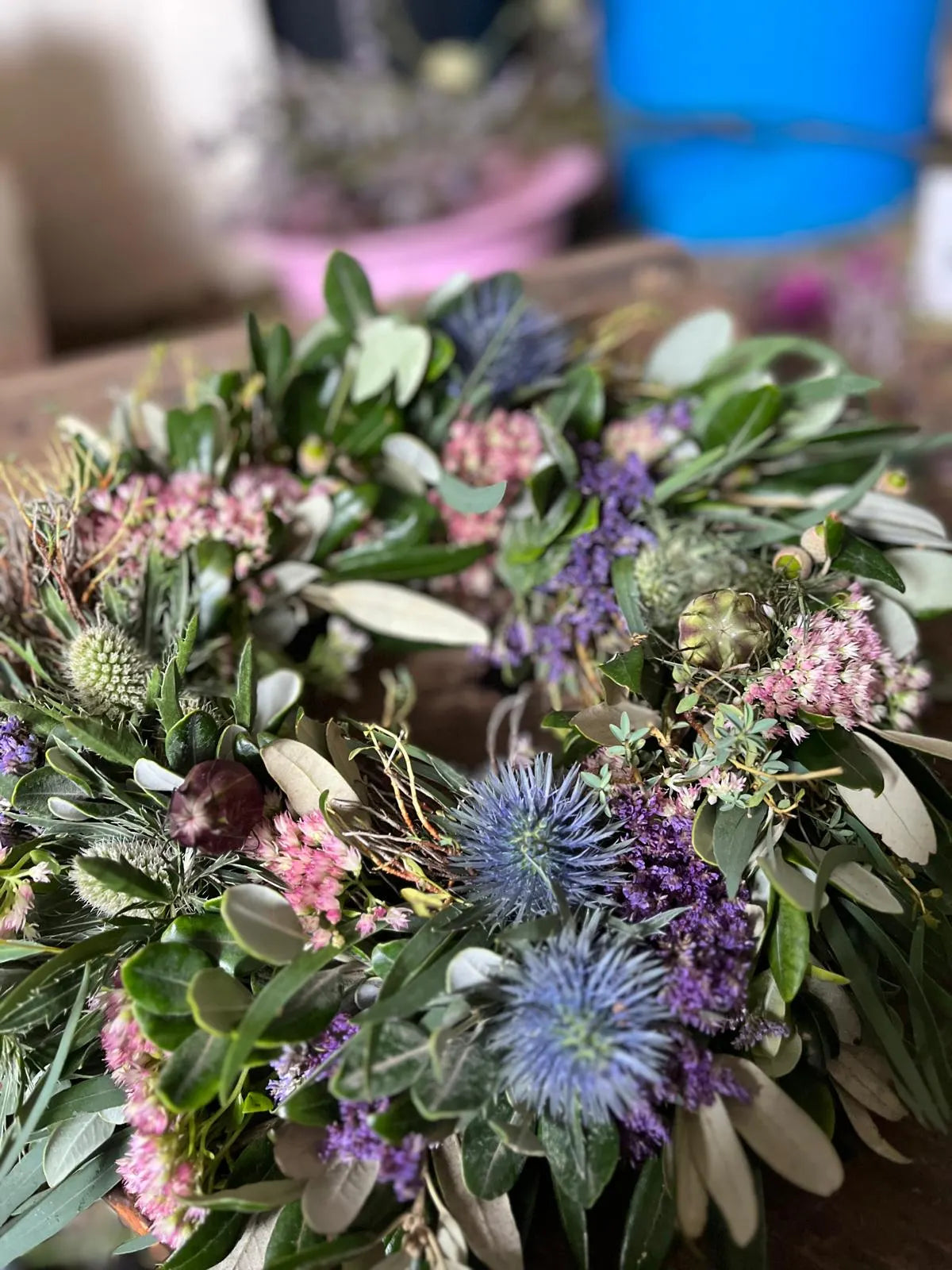 Herbstdeko mit Disteln, Sedum, Olive, Eukalyptus & Strandflieder - Dickgebundener Türkranz oder Tischkranz