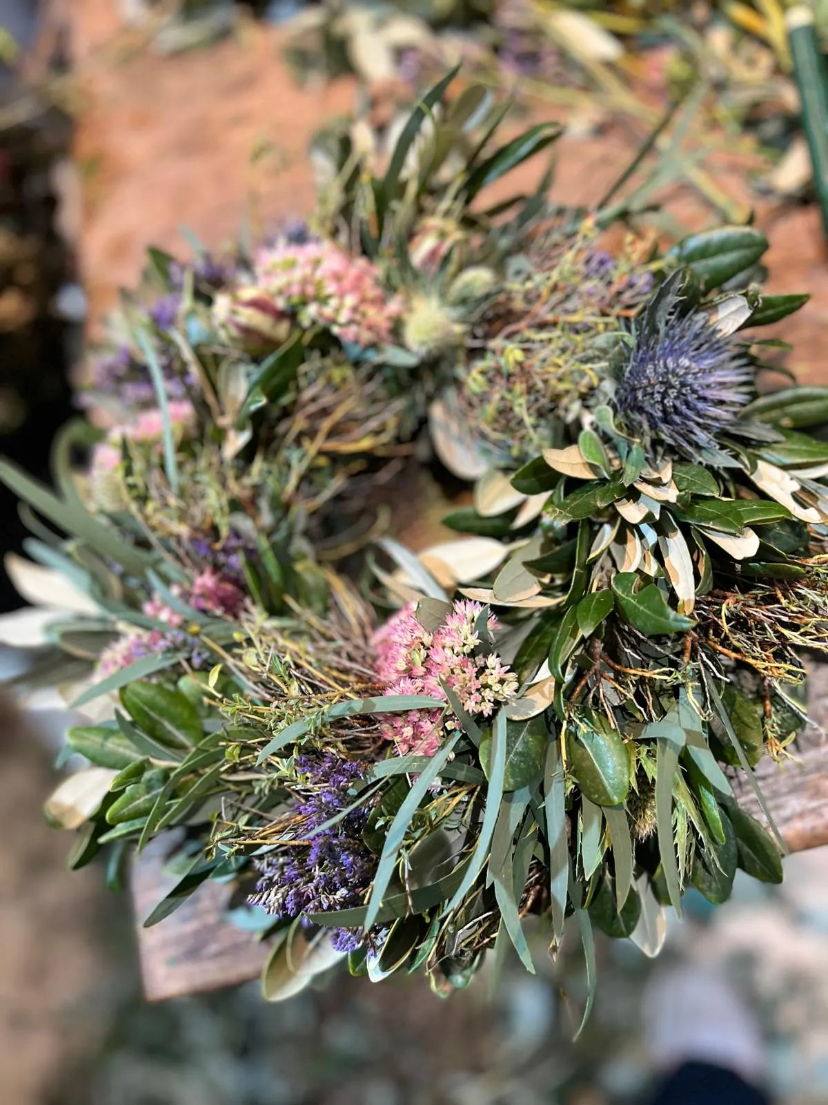 Herbstdeko mit Disteln, Sedum, Olive, Eukalyptus & Strandflieder - Dickgebundener Türkranz oder Tischkranz
