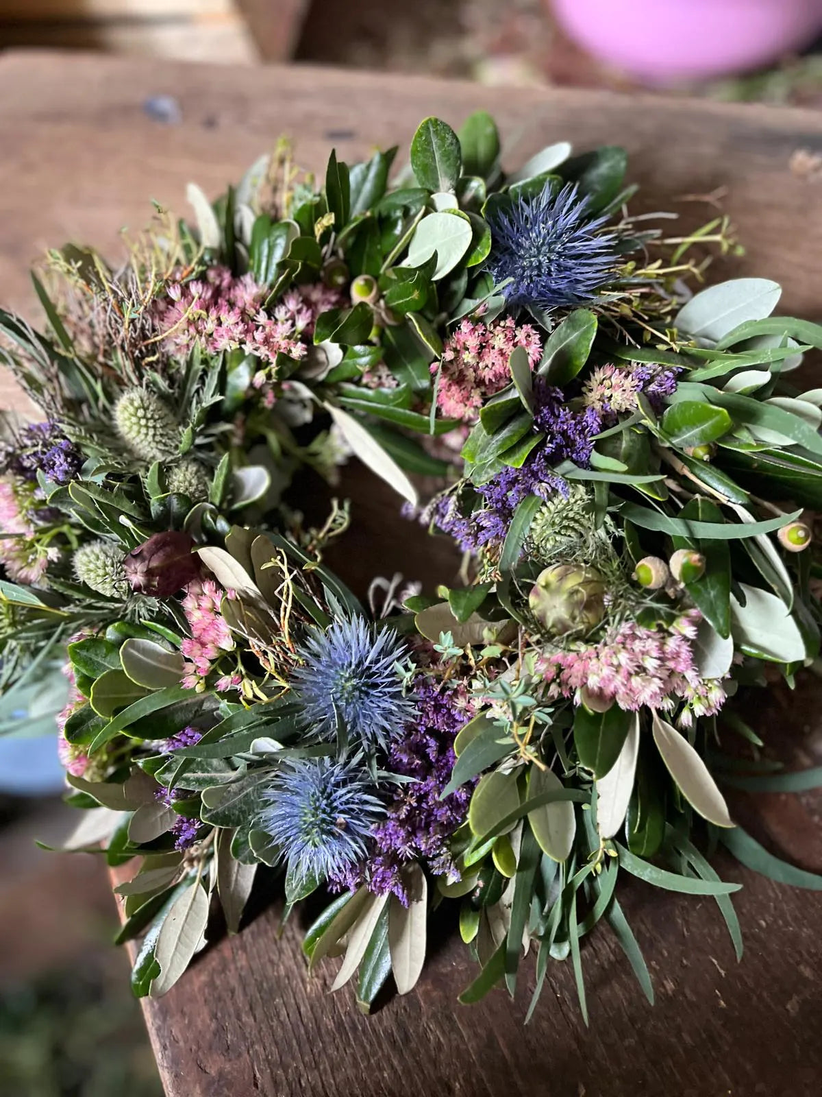 Herbstdeko mit Disteln, Sedum, Olive, Eukalyptus & Strandflieder - Dickgebundener Türkranz oder Tischkranz