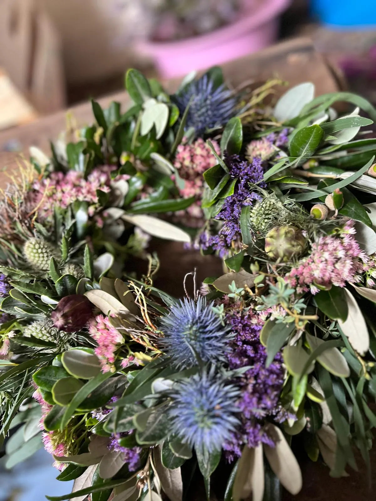 Herbstdeko mit Disteln, Sedum, Olive, Eukalyptus & Strandflieder - Dickgebundener Türkranz oder Tischkranz