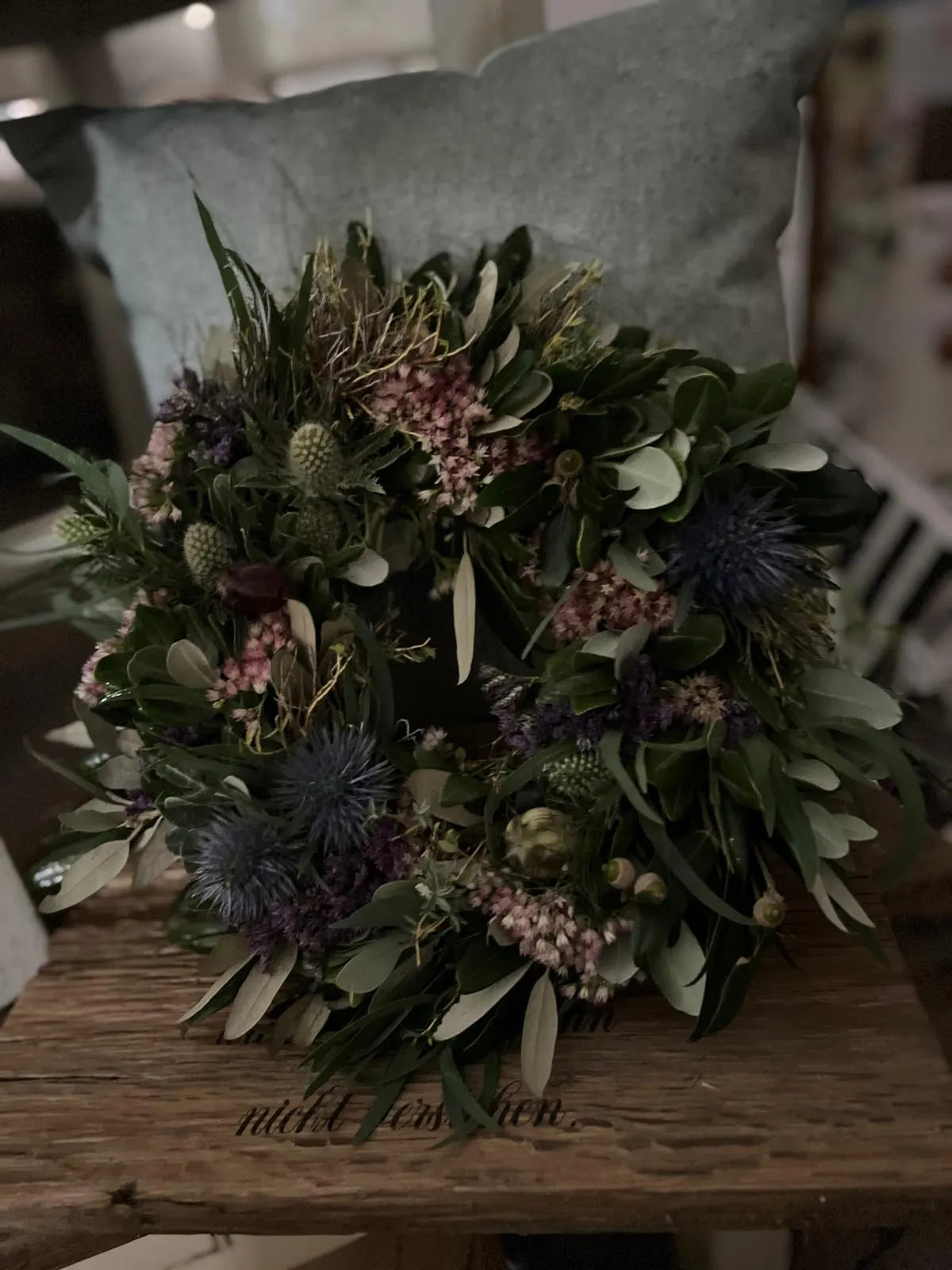 Herbstdeko mit Disteln, Sedum, Olive, Eukalyptus & Strandflieder - Dickgebundener Türkranz oder Tischkranz