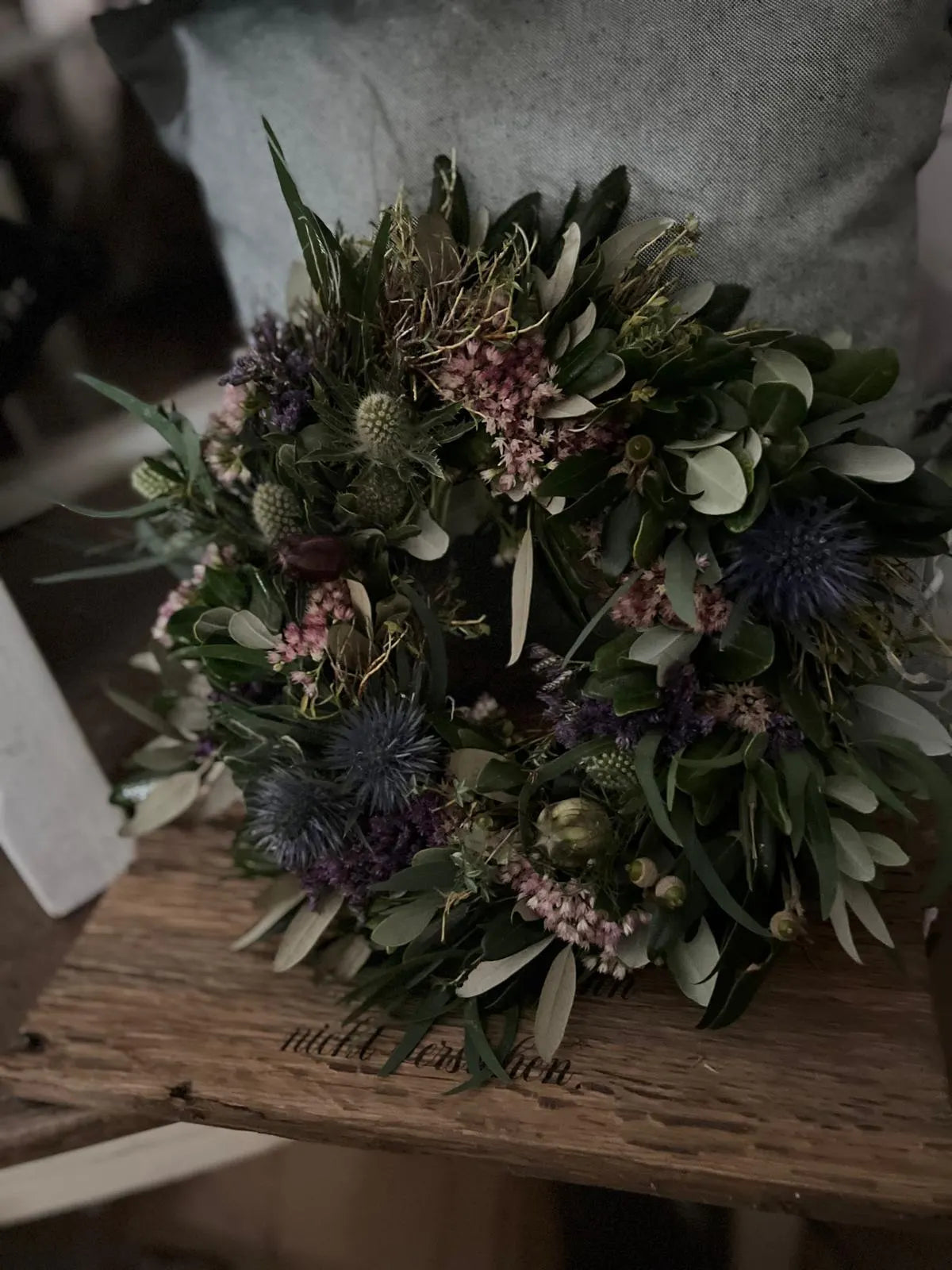 Herbstdeko mit Disteln, Sedum, Olive, Eukalyptus & Strandflieder - Dickgebundener Türkranz oder Tischkranz